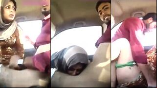 Desi sex video viral: Pakistani teacher sucking cock in car a college student